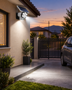 Foco solar iluminando el patio y la entrada de autos de una casa